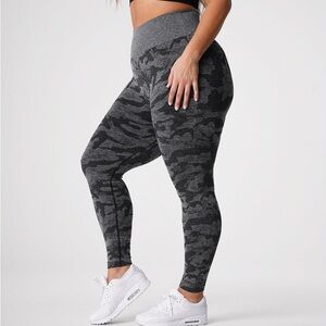 NVGTN Seamless Camo Leggings size small